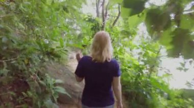 Kadın ormanda yolundaki hiking