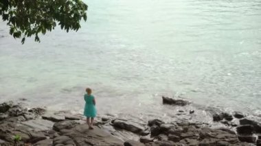 Kayalık sahilde kalan genç kadın