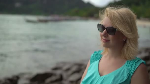 Mujer joven alojada en la playa — Vídeo de stock