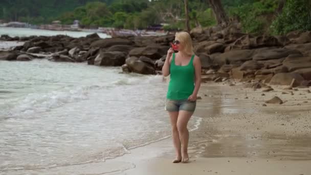 Kobieta spaceru sam na dzikiej plaży — Wideo stockowe