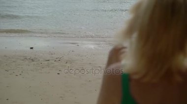 Kadın yalnız vahşi plaj ve yükselişi ellerde kadar yürüyüş