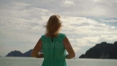 Kadın yalnız vahşi plaj ve yükselişi ellerde kadar yürüyüş