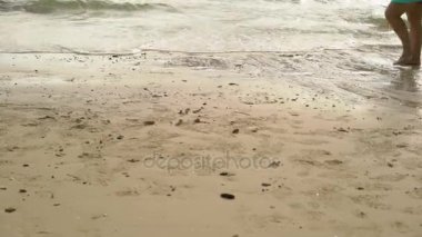 Yalnız mavi elbiseli sahilde yürüyen kadın