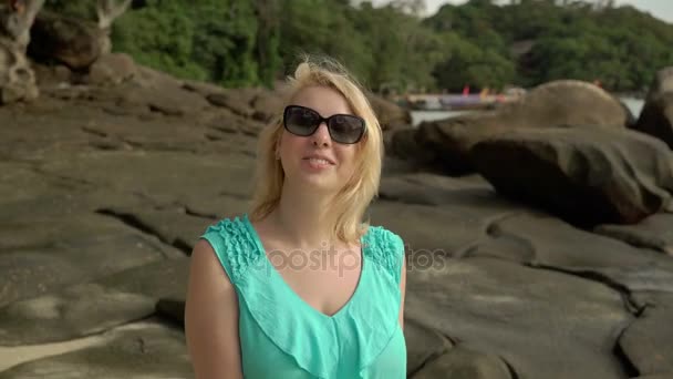 Kvinnan promenader ensam på stranden i blå klänning — Stockvideo