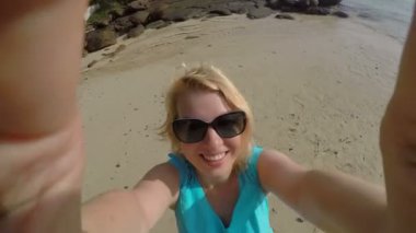 Kalan bir plaj ve alma selfie kadın