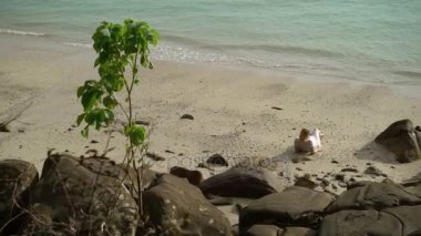 Genç kadın bir plajda plaj elbisesi