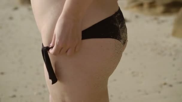 Kvinnen som går på stranda – stockvideo