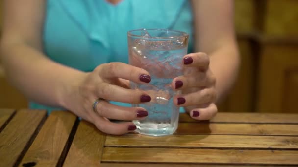 물을 마시는 젊은 여자 — 비디오