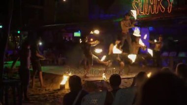 Koh Phi Phi, Tayland, 25 Aralık 2016: Ateş ile göstermek