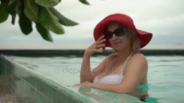 Havuzda genç bir kadın