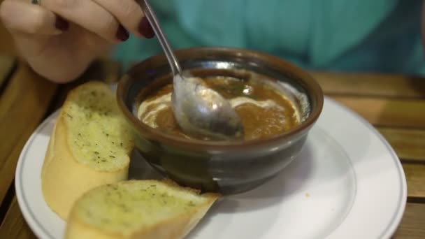 Młoda kobieta jedząca zupę — Wideo stockowe