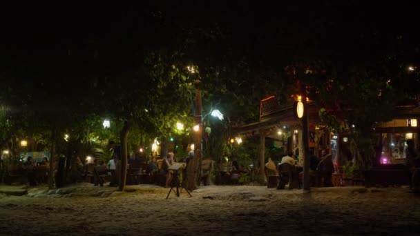 KOH PHI-PHI, THAILAND, DECEMBER 25, 2016: restoran malam di pantai — Stok Video