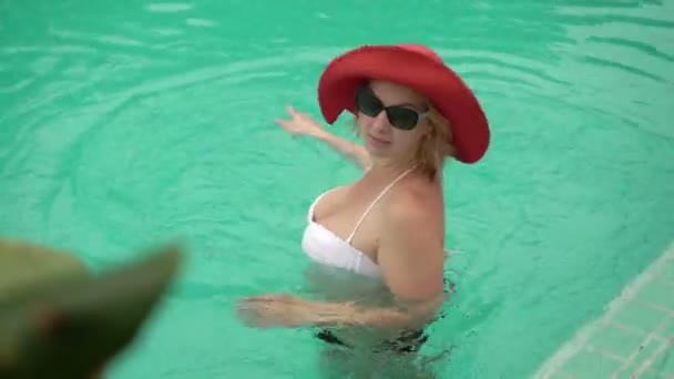 Mujer joven en una piscina — Vídeo de stock