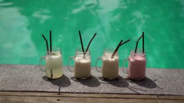 Kokteyller havuz yakınındaki