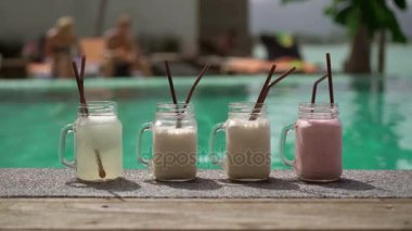 kokteyl havuzu yakınlarında