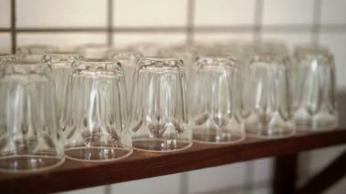 Kadın alarak cam açık büfe