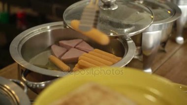 Kadın alarak sosis büfe