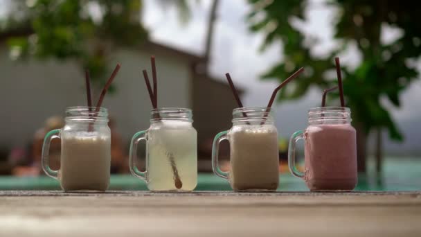 Cocktail perto da piscina — Vídeo de Stock