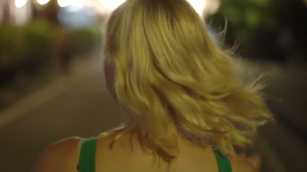 若い女性は、タイの通りを歩く — ストック動画