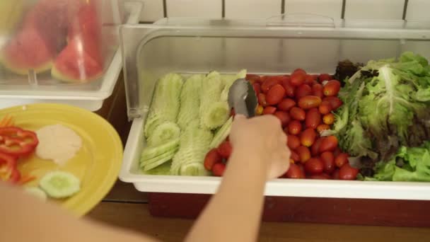 Frau nimmt Salatbar in Buffet — Stockvideo