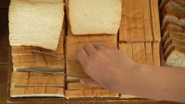 Kvinne som tar brød – stockvideo