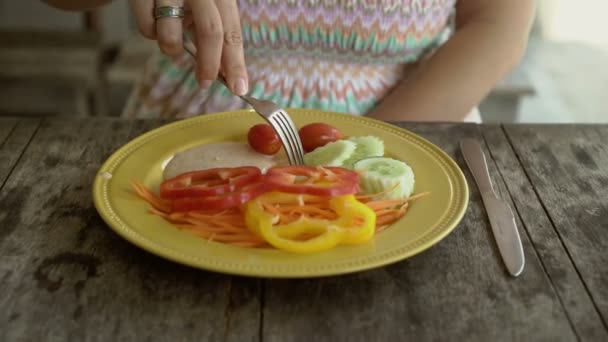 ผู้หญิงกินสลัด — วีดีโอสต็อก