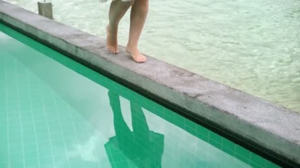 Mujer joven caminar por la piscina — Vídeos de Stock