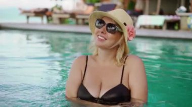 vrouw dansen in zwembad