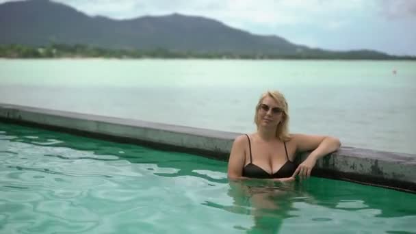 Havuzda dinlenen kadın — Stok video