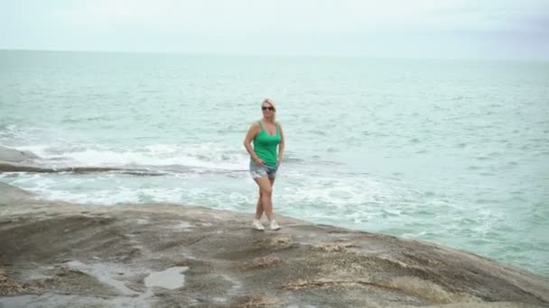 Jovem mulher caminhando perto do mar — Vídeo de Stock