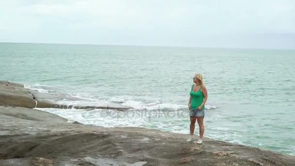 Wanita muda tinggal di dekat laut — Stok Video