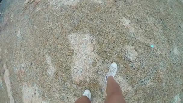 Femme jambes marchant sur les rochers — Video