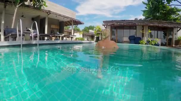 Tineri sexy femeie în piscină — Videoclip de stoc