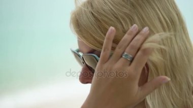 Deniz kenarında dolgu üzerinde kalan genç kadın