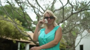 Çiçek bahçesinde olan kadın