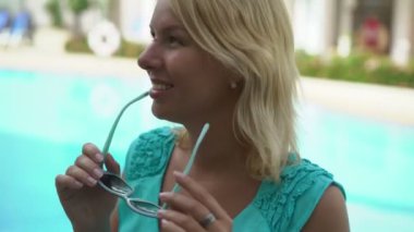 Seksi sarışın kadın güneş gözlüğü takıyor