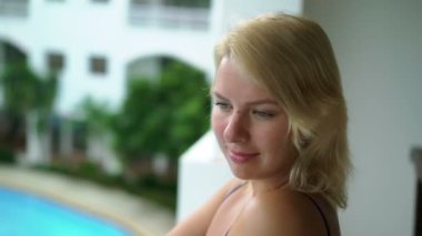 Genç kadın iç çamaşırı balkonda