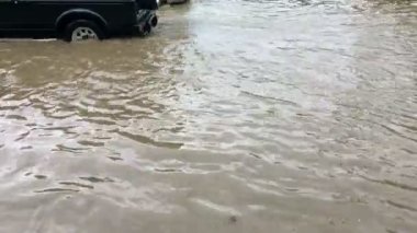 Yolda, arabalar su sel