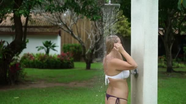 Femme blonde sexy prenant une douche en plein air — Video