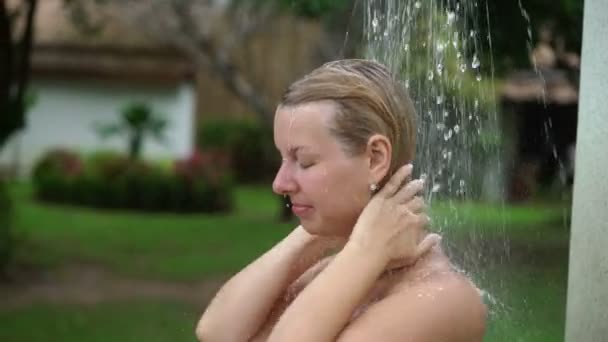 Seksi sarışın kadın açık duş alıyor — Stok video