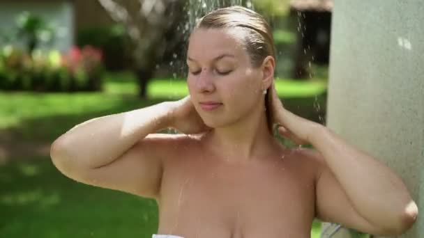 Sexy mujer rubia tomando ducha al aire libre — Vídeo de stock