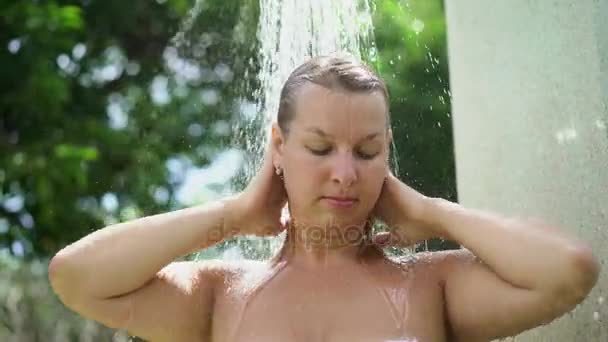 Сексуальна блондинка приймає відкритий душ — стокове відео