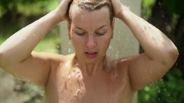 Sexy blonde woman taking outdoor shower — Stock Video