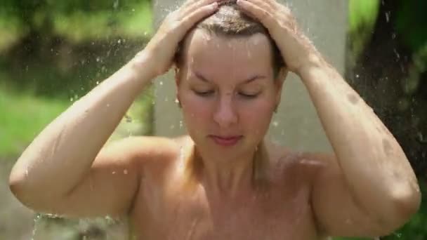 야외 샤워 하는 섹시 한 금발의 여 자가 — 비디오