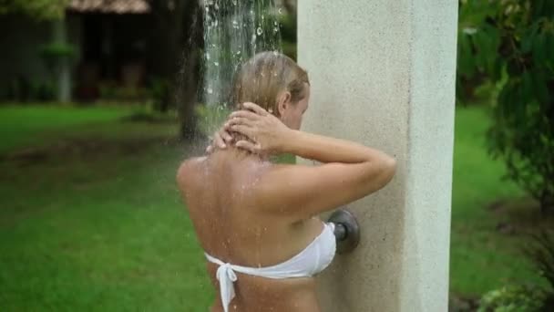 Sexy mujer rubia tomando ducha al aire libre — Vídeo de stock