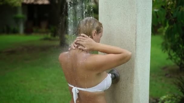 Femme blonde sexy prenant une douche en plein air — Video