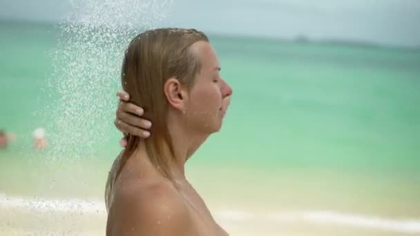 Сексуальная блондинка принимает душ на открытом воздухе — стоковое видео