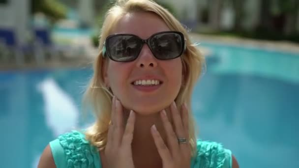 Sexy blonde Frau mit Sonnenbrille — Stockvideo