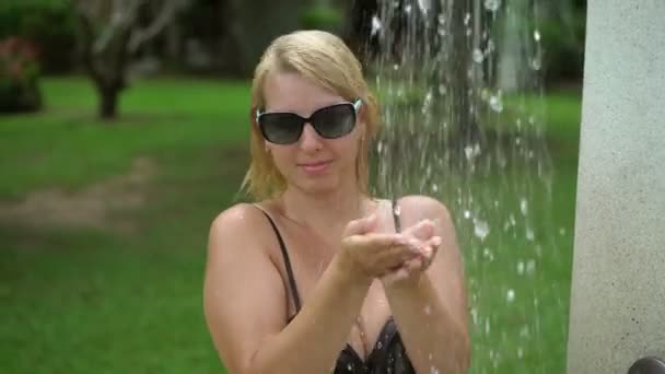 Sexig blond kvinna tar utomhus dusch — Stockvideo