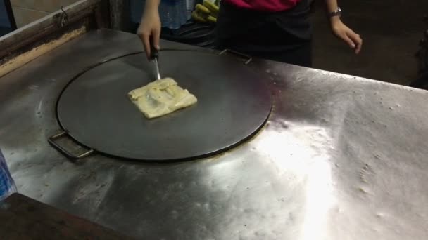 Streetfood na Ásia - cozinhar panqueca — Vídeo de Stock
